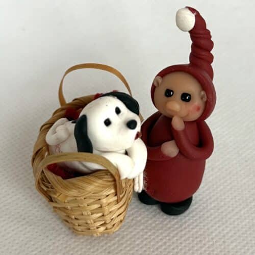 Nisse med hund i kurv.