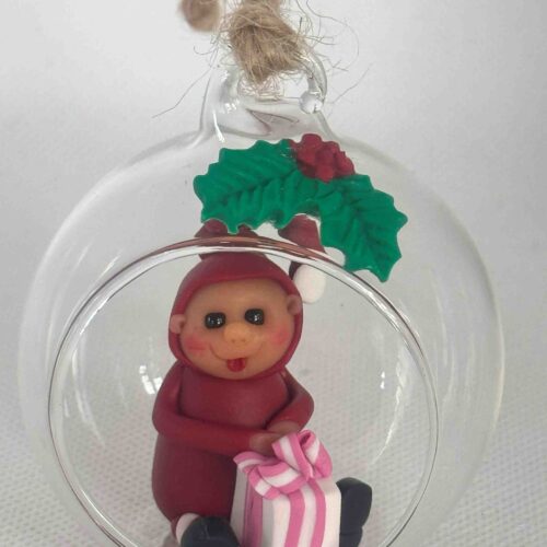 Glaskugle med nisse med gave