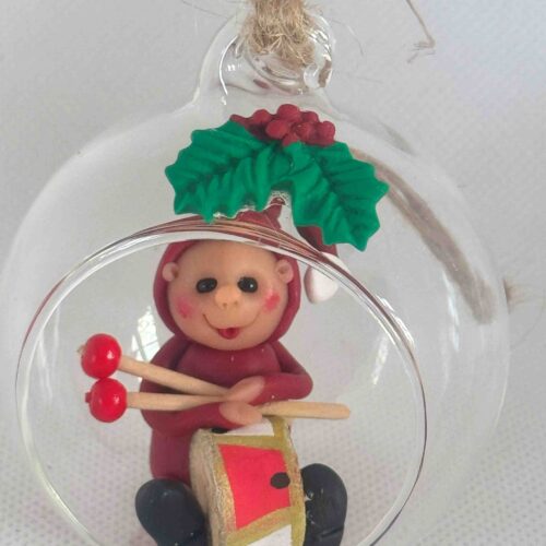 Glaskugle med nisse med trommer