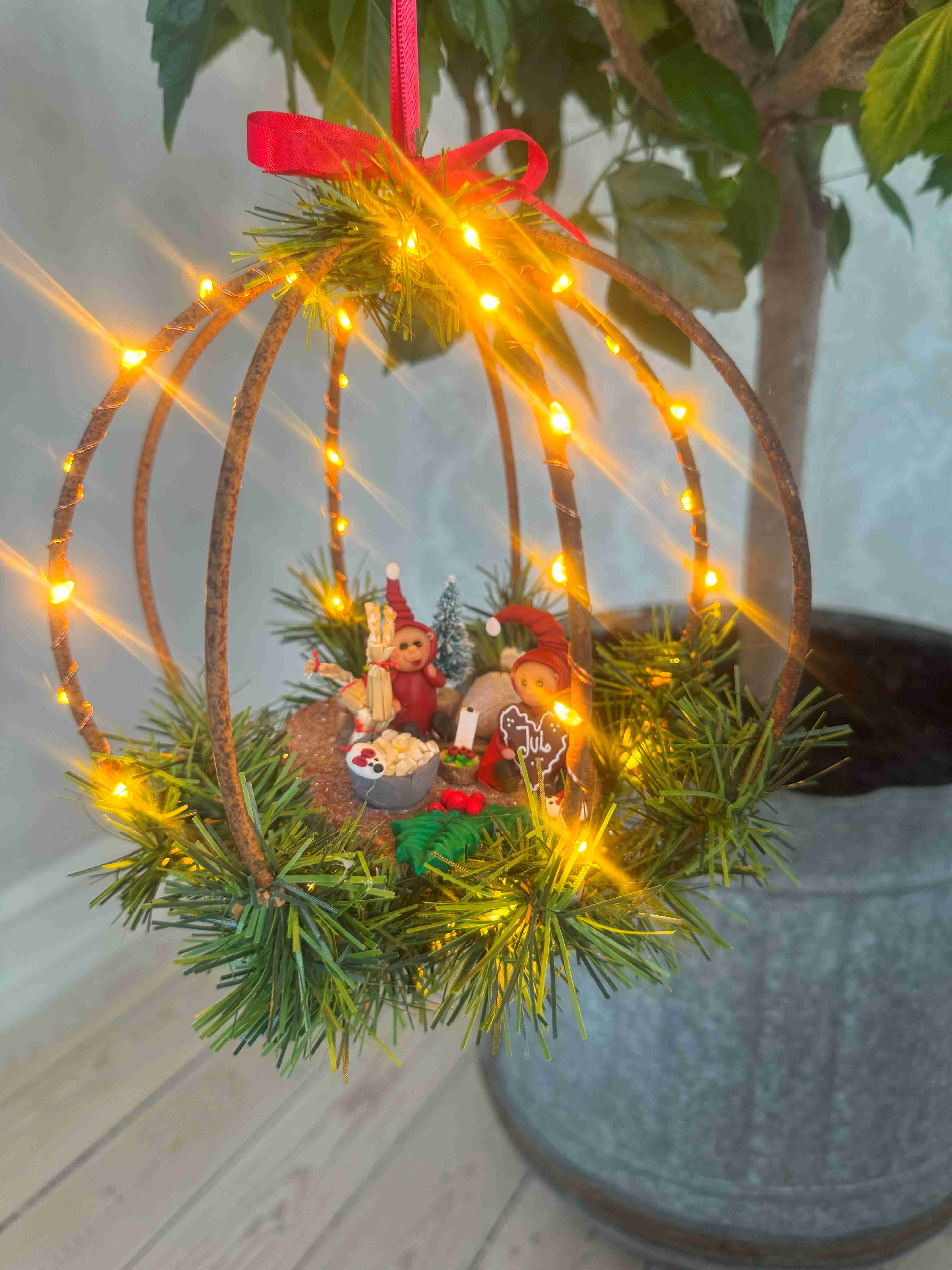 Jernkugle med nissedekoration ca. 22x22 cm (rund). Forskelligt pynt og 2 nisser.