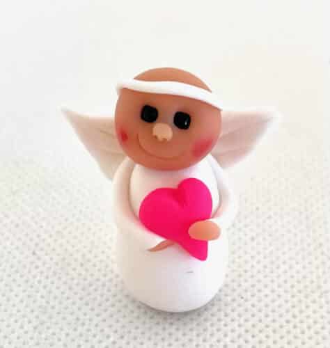 Engel med lyserødt hjerte