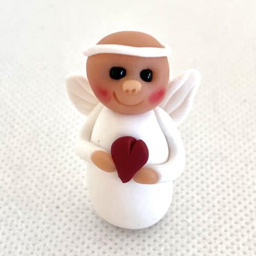 Engel med rødt hjerte