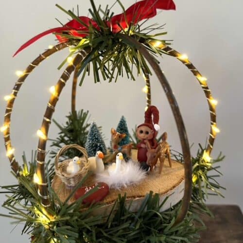 Jernkugle ca. 12x12 cm. (rund) Forskelligt pynt og 1 nisse.