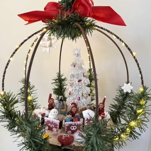 Jernkugle ca. 32x32 (rund) Forskelligt pynt og 3 nisser.